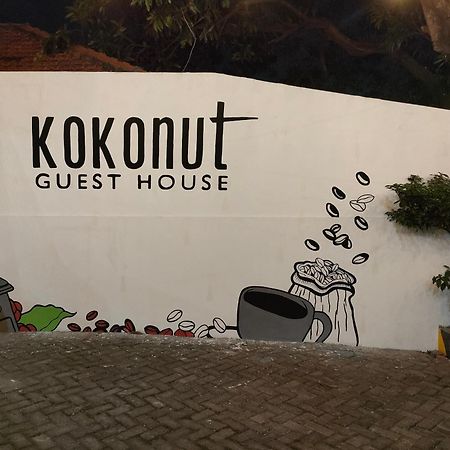 Kokonut Guesthouse Surabaya Luaran gambar