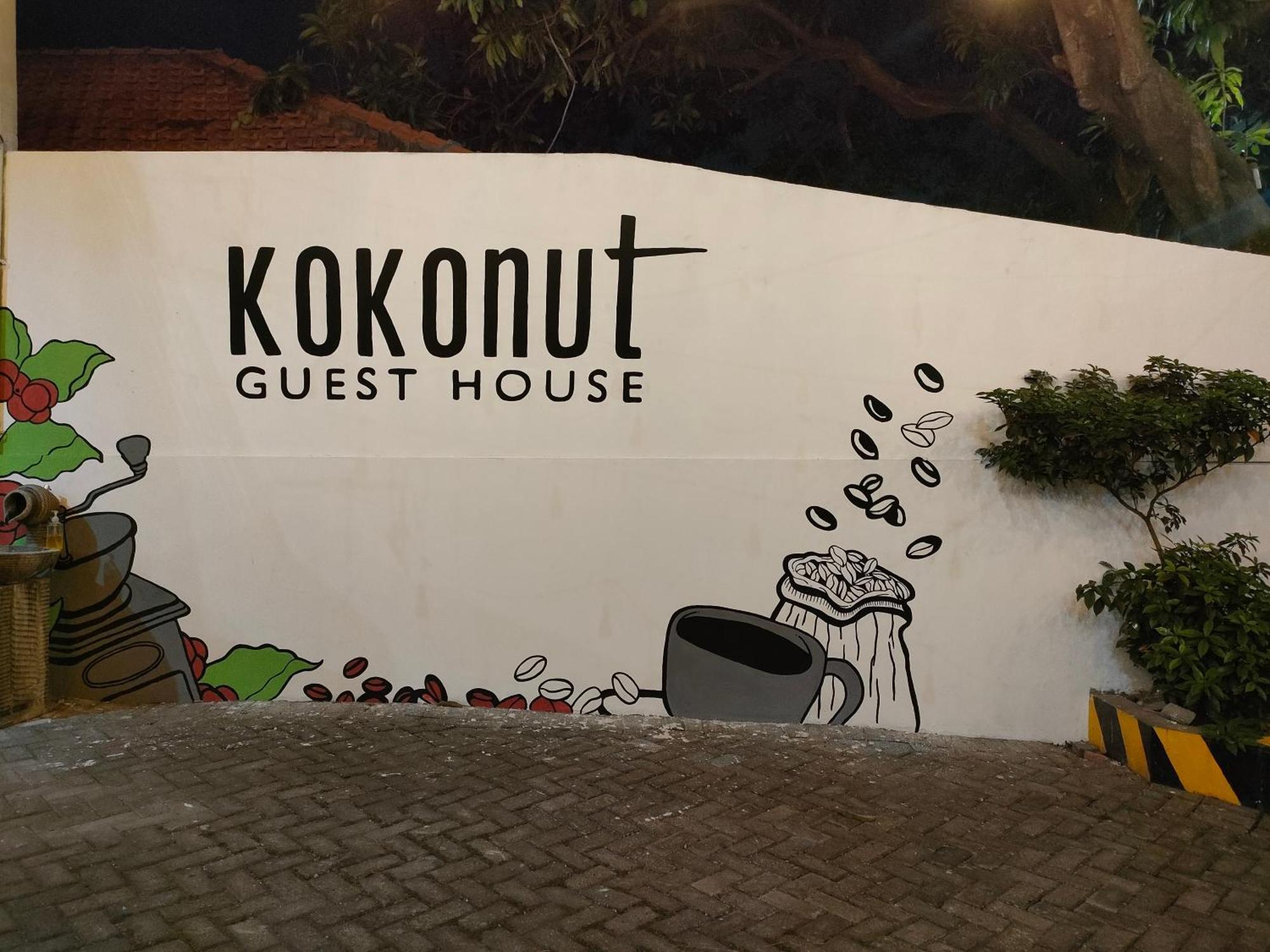 Kokonut Guesthouse Surabaya Luaran gambar