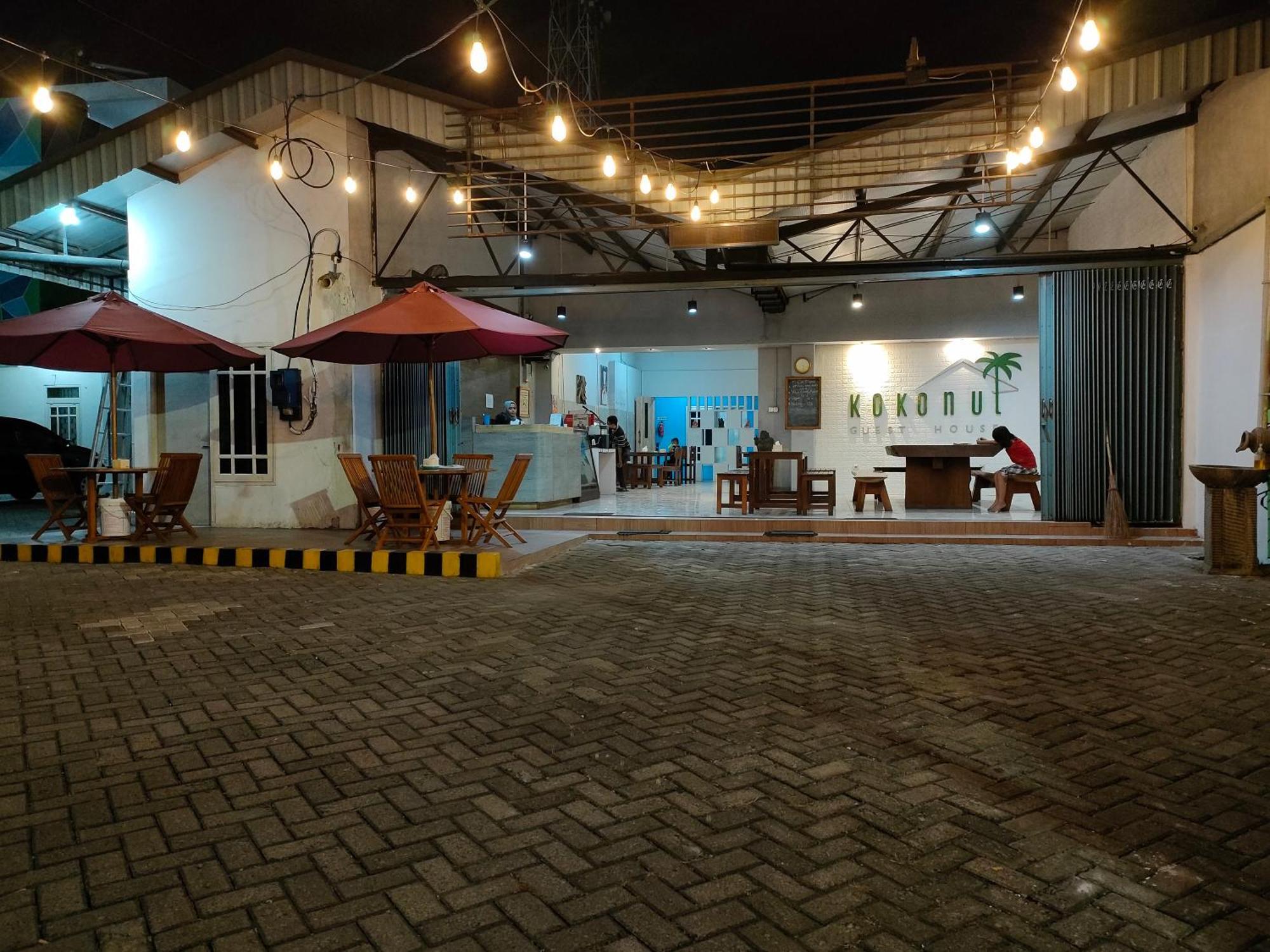Kokonut Guesthouse Surabaya Luaran gambar