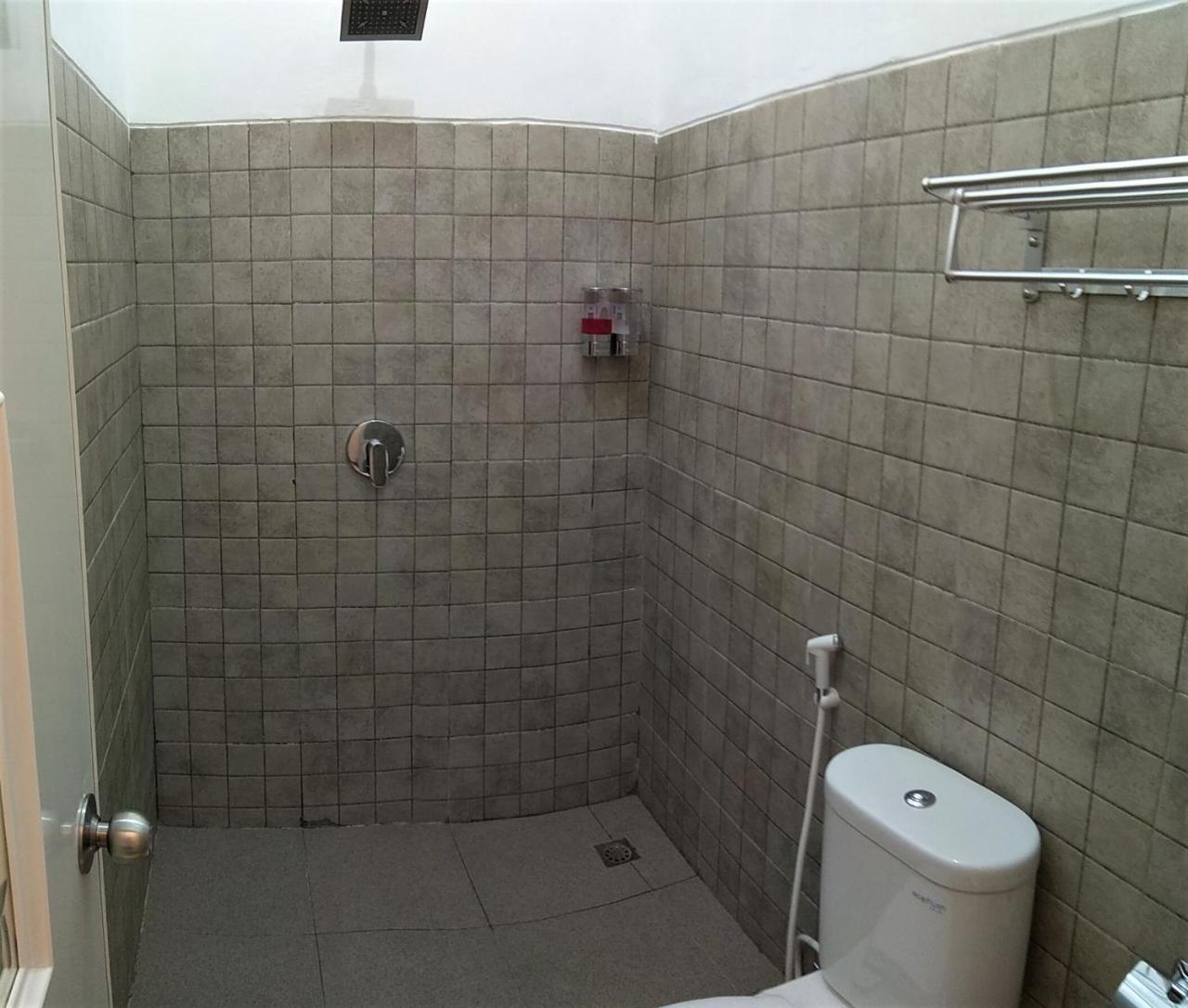 Kokonut Guesthouse Surabaya Luaran gambar